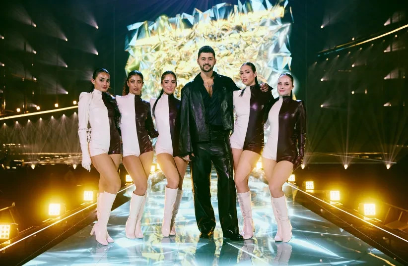 Noam Bettan con los bailarines en un ensayo reciente.  (credit: Alma Bengtson/Courtesy of EBU)