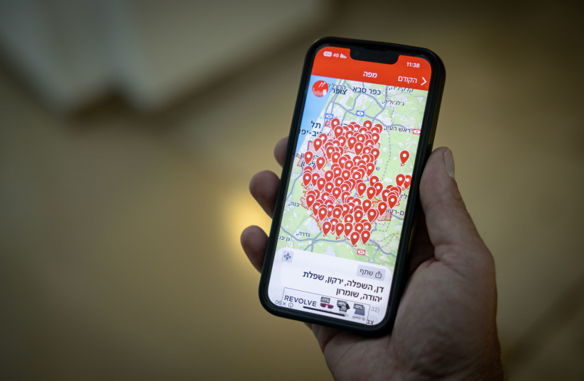 The Home Front Command app issuing warnings for incoming rocket attacks in central Israel, September 2024; illustrative.