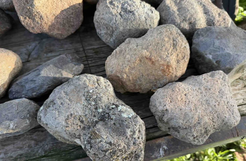 Aproximadamente 80 martillos de cantera documentados en una de las minas más pequeñas. Estas herramientas se utilizaban para triturar y procesar mineral de cobre y plomo, 23 de mayo de 2026. (credit: Johan Ling/University of Gothenburg)
