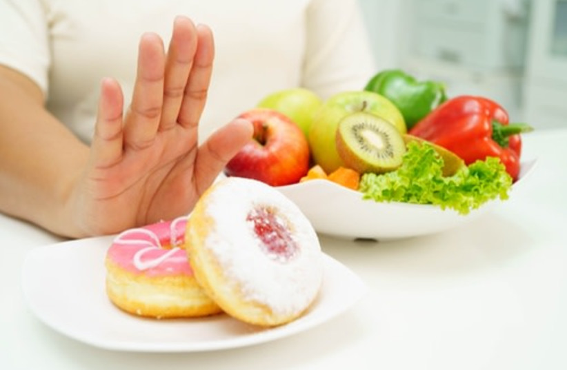 The researchers explain that consistent eating may reduce sharp fluctuations in caloric intake and prevent impulsive decision–making around food