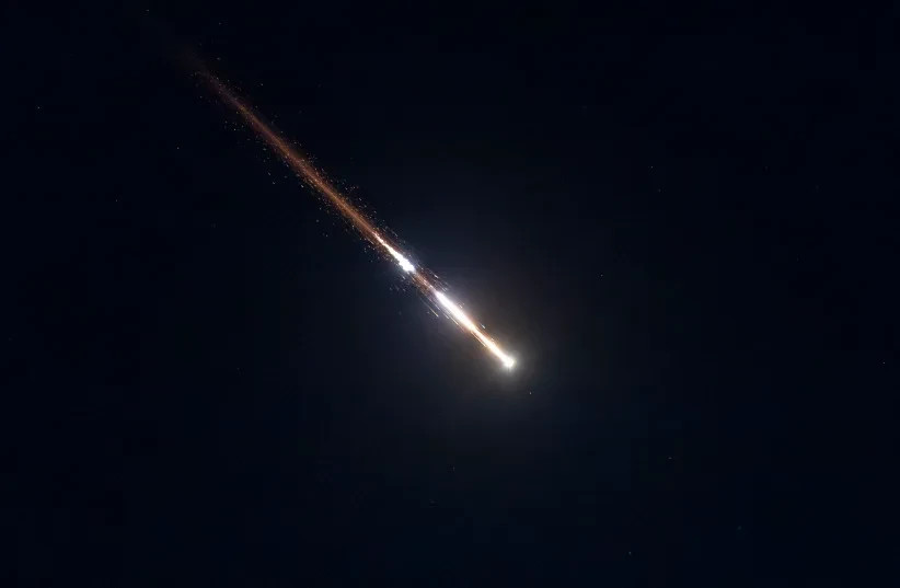 Misiles balísticos lanzados desde Irán, vistos sobre Jerusalén, durante la guerra con Irán y el actual lanzamiento de misiles contra Israel, 7 de abril de 2026.