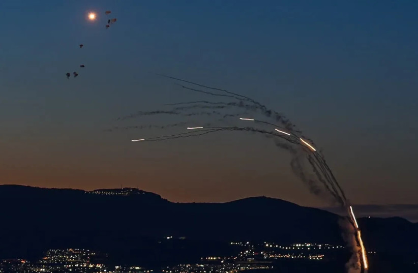 Las baterías antimisiles lanzan misiles de interceptación contra los misiles balísticos lanzados desde el Líbano, como se observa en el norte de Israel, durante la guerra con Irán y Hezbolá y los continuos ataques con misiles contra Israel, el 16 de marzo de 2026.  (credit: AYAL MARGOLIN/FLASH90)
