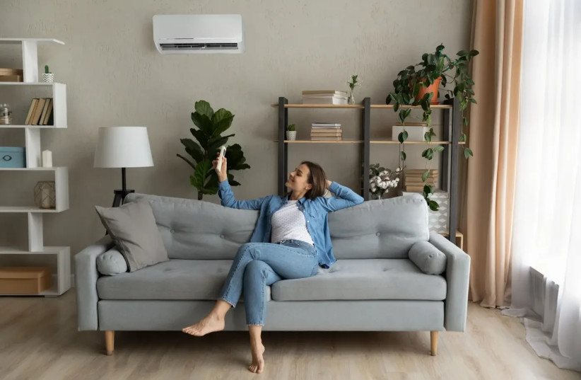 Air conditioning experts recommend not turning off the air conditioner completely during work hours or short absences