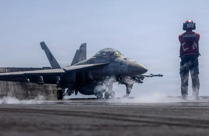 Un F-18 de la Armada de los Estados Unidos se prepara para despegar de un portaaviones, 29 de mayo de 2026.