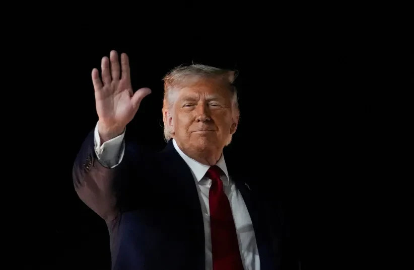 El presidente de Estados Unidos, Donald Trump, saluda con la mano mientras sube al Air Force One, tras asistir al tercer partido de las finales de la NBA, en el Aeropuerto Internacional John F. Kennedy de Nueva York, el 8 de junio de 2026.  (credit: REUTERS/Nathan Howard)