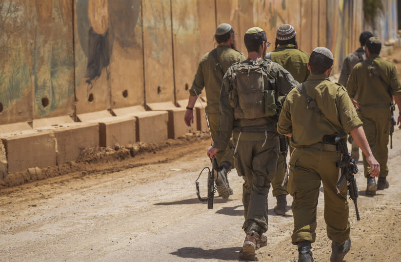 Se ve a soldados israelíes cerca del muro de hormigón en el moshav de Shtula, junto a la frontera israelí con el Líbano, en el norte de Israel, durante un alto el fuego, el 27 de abril de 2026.  (credit: AYAL MARGOLIN/FLASH90)