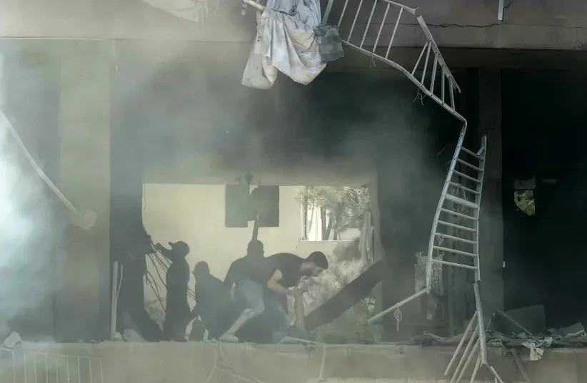 La gente busca supervivientes en el lugar donde se produjo un ataque aéreo israelí contra un edificio en los suburbios del sur de Beirut el 14 de junio de 2026.