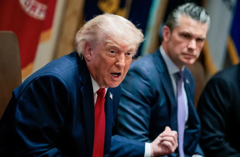 El presidente de EE. UU., Donald Trump, habla junto al secretario de Defensa, Pete Hegseth, durante una reunión del Consejo de Ministros en la Sala del Consejo de Ministros de la Casa Blanca, en Washington, D. C., EE. UU., el 27 de mayo de 2026.   (credit: Evan Vucci/REUTERS)