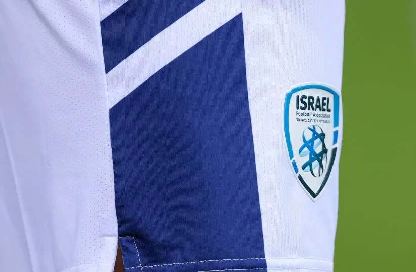 El escudo de la selección nacional de fútbol de Israel en los pantalones cortos de un jugador antes del partido de clasificación para la Copa del Mundo de la FIFA 2026 entre Italia e Israel, disputado en el Stadio Friuli el 14 de octubre de 2025.  (credit: Jonathan Moscrop/Getty Images)