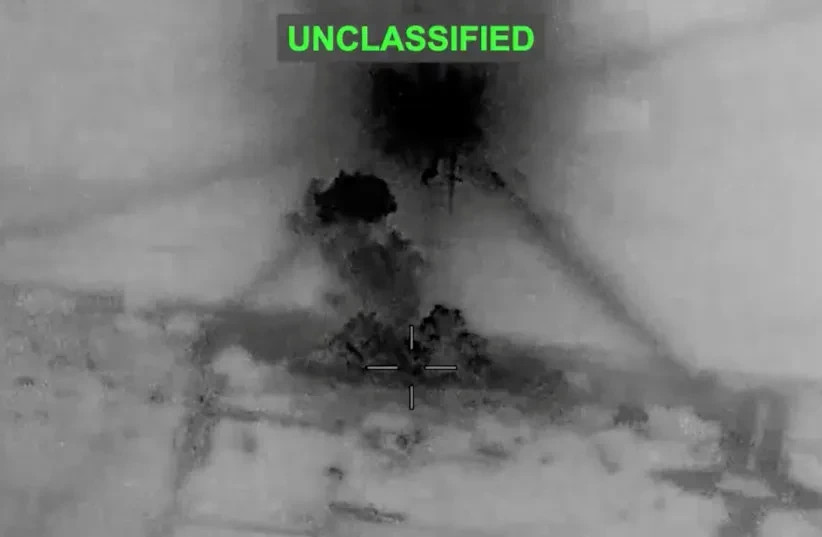 El humo se eleva tras las explosiones en un lugar desconocido, tras lo que, según el Mando Central de EE. UU. (CENTCOM), fueron ataques contra Irán en respuesta a un ataque con un dron iraní contra un buque de carga en el estrecho de Ormuz, en esta captura de pantalla de un vídeo difundido