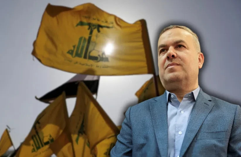 El diputado de Hezbolá Hassan Fadlallah con banderas de Hezbolá al fondo. (ilustración)
