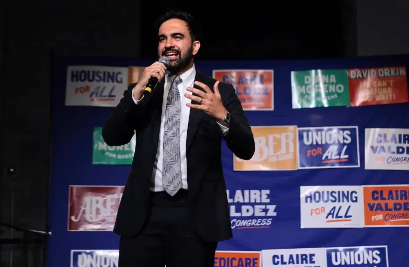 El alcalde de la ciudad de Nueva York, Zohran Mamdani, interviene durante una fiesta para seguir los resultados de las primarias de la candidata al Congreso por Nueva York, Claire Valdez, celebrada en el 99 Scott Studio el 23 de junio de 2026, en el barrio de East Williamsburg (credit: JTA/Michael M. Santiago/Getty Images)