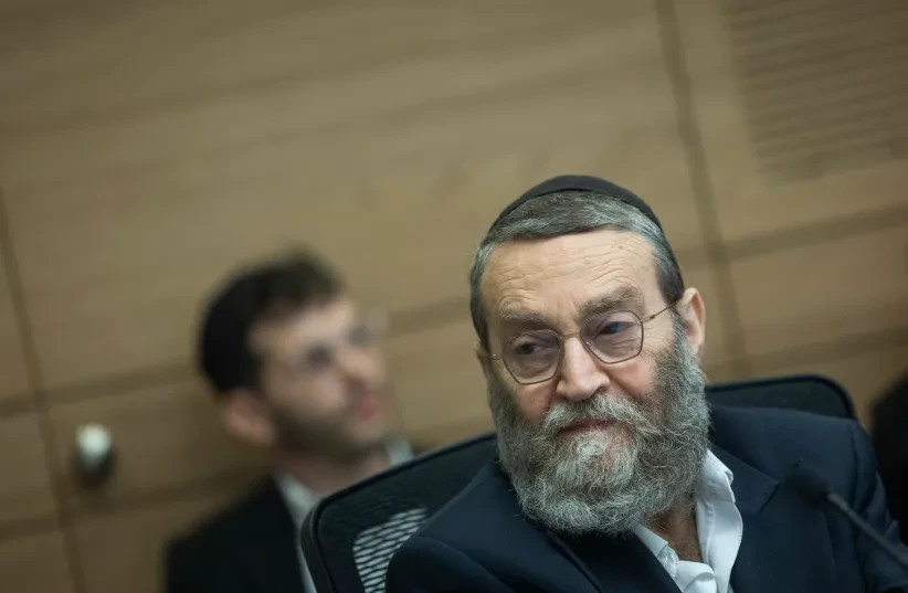 El diputado Moshe Gafni asiste a una reunión de la Comisión de Finanzas en la Knesset, el Parlamento israelí, en Jerusalén, el 29 de junio de 2026.