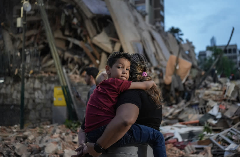 Varias personas pasan junto a un edificio derrumbado tras un terremoto ocurrido en Caracas el 25 de junio de 2026.