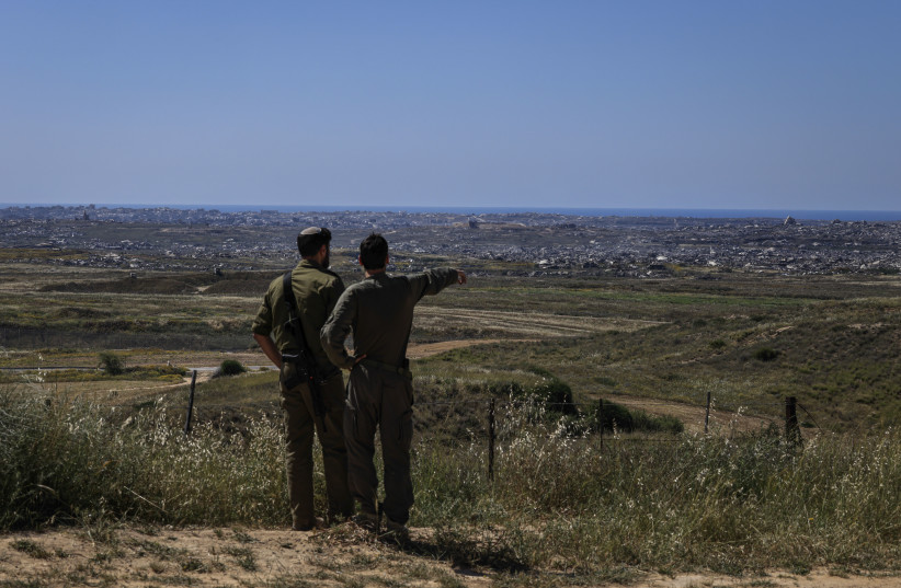 sraeli soldiers look toward the northern Gaza Strip from an observation point near the Israeli border with the Gaza Strip in southern Israel, April 21, 2026.