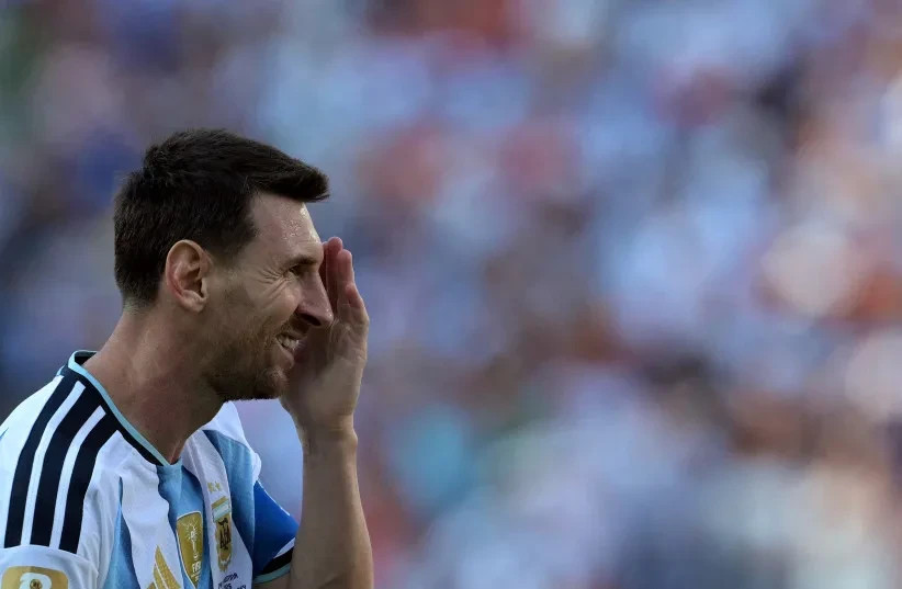 El delantero argentino n.º 10, Lionel Messi, sonríe durante la final del Mundial de fútbol de 2026 entre España y Argentina, celebrada en el estadio de Nueva York/Nueva Jersey, en East Rutherford, el 19 de julio de 2026 (credit: JUAN MABROMATA/AFP via Getty Images)