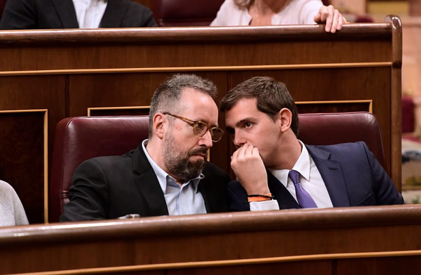 Centre-right party leader Albert Rivera (R) talks to Ciudadanos' spokesman Juan Carlos Girauta during the parliamentary investiture vote for a prime minister, at the Spanish Congress (Las Cortes) on October 29, 2016, in Madrid Spain.