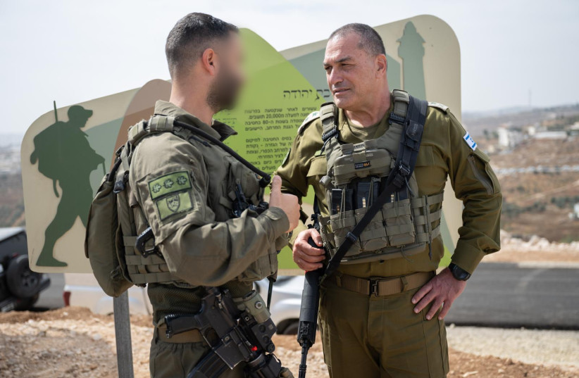 Eyal Zamir speaking with a Colonel under the Central Command in the West Bank.