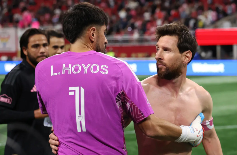 Opposing goalkeeper Hoyos congratulates Messi.