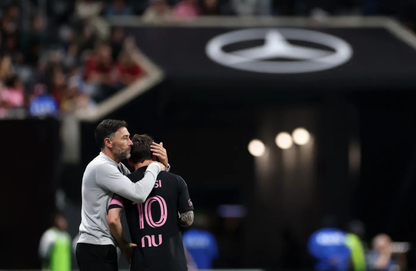 The coach congratulates Messi.