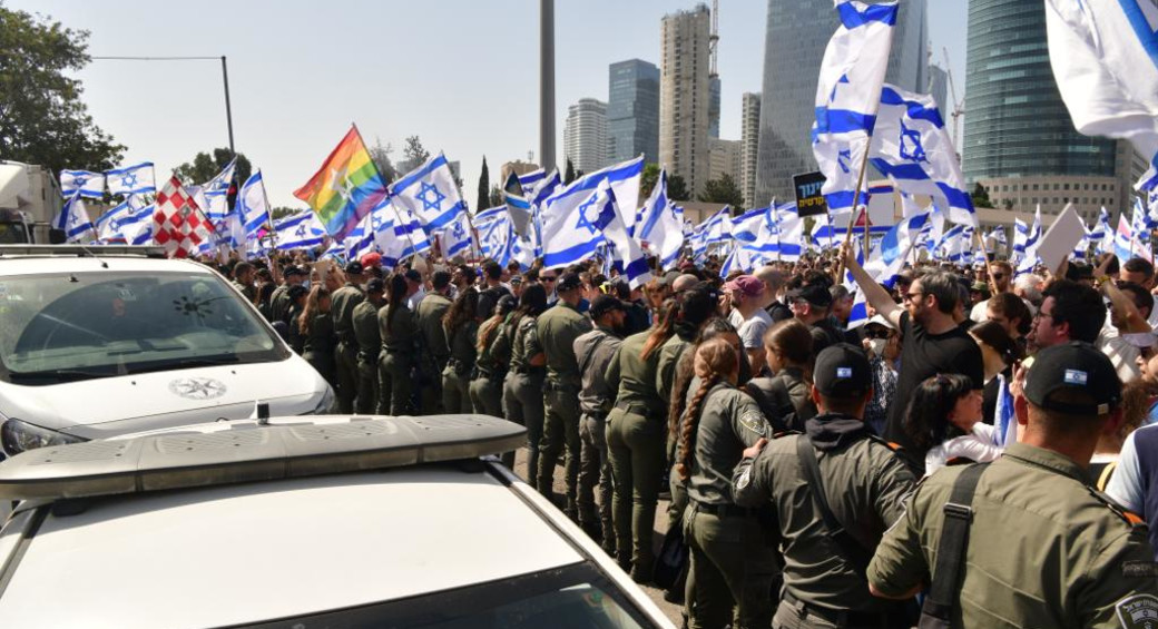 A line of Border Police officers holds back protestors in Tel Aviv. (photo credit: AVSHALOM SASSONI/MAARIV)