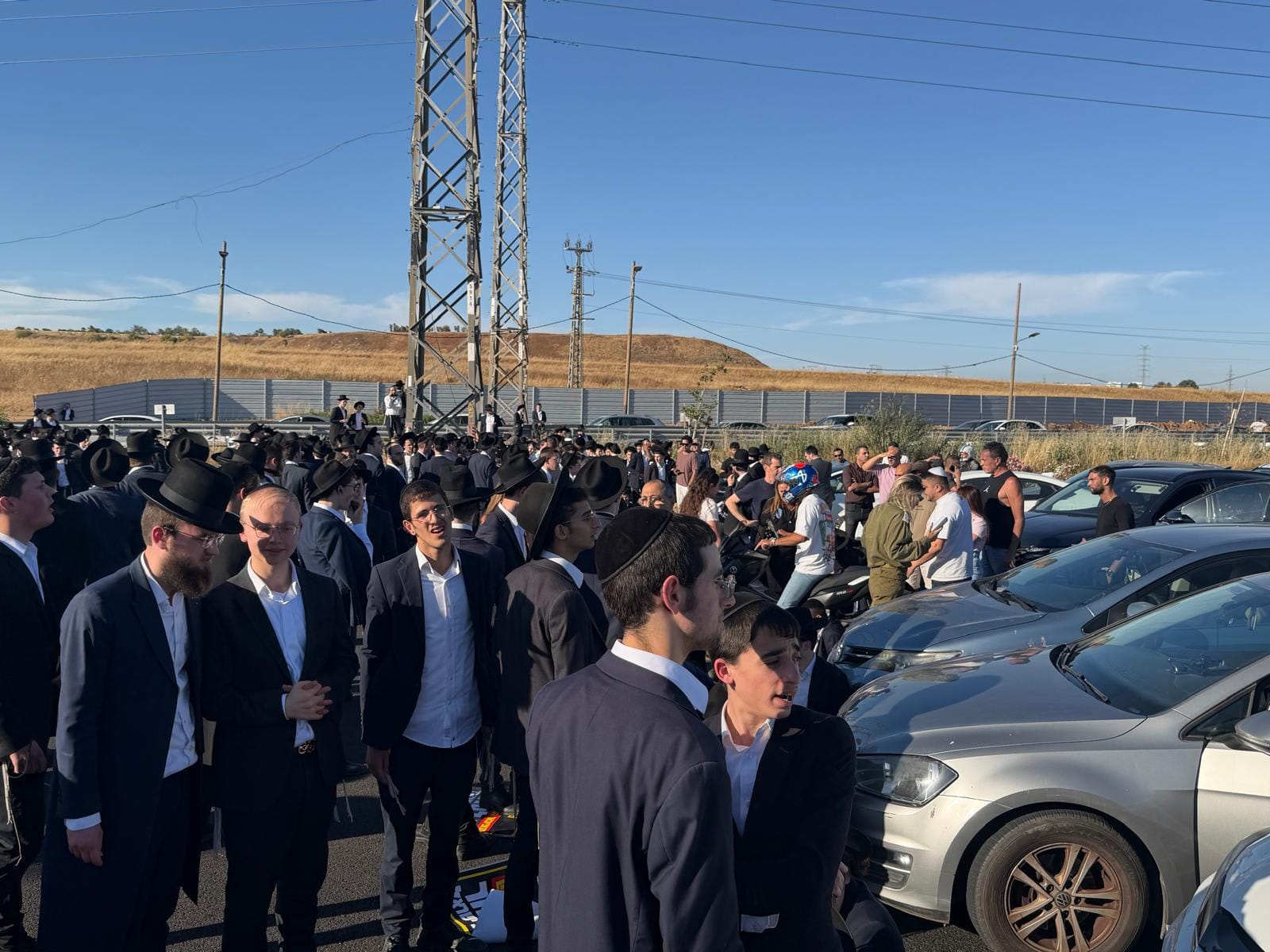HAREDI PROTESTERS block Highway 1, June 1, 2026. (photo credit: YOTAM RONEN/WALLA)