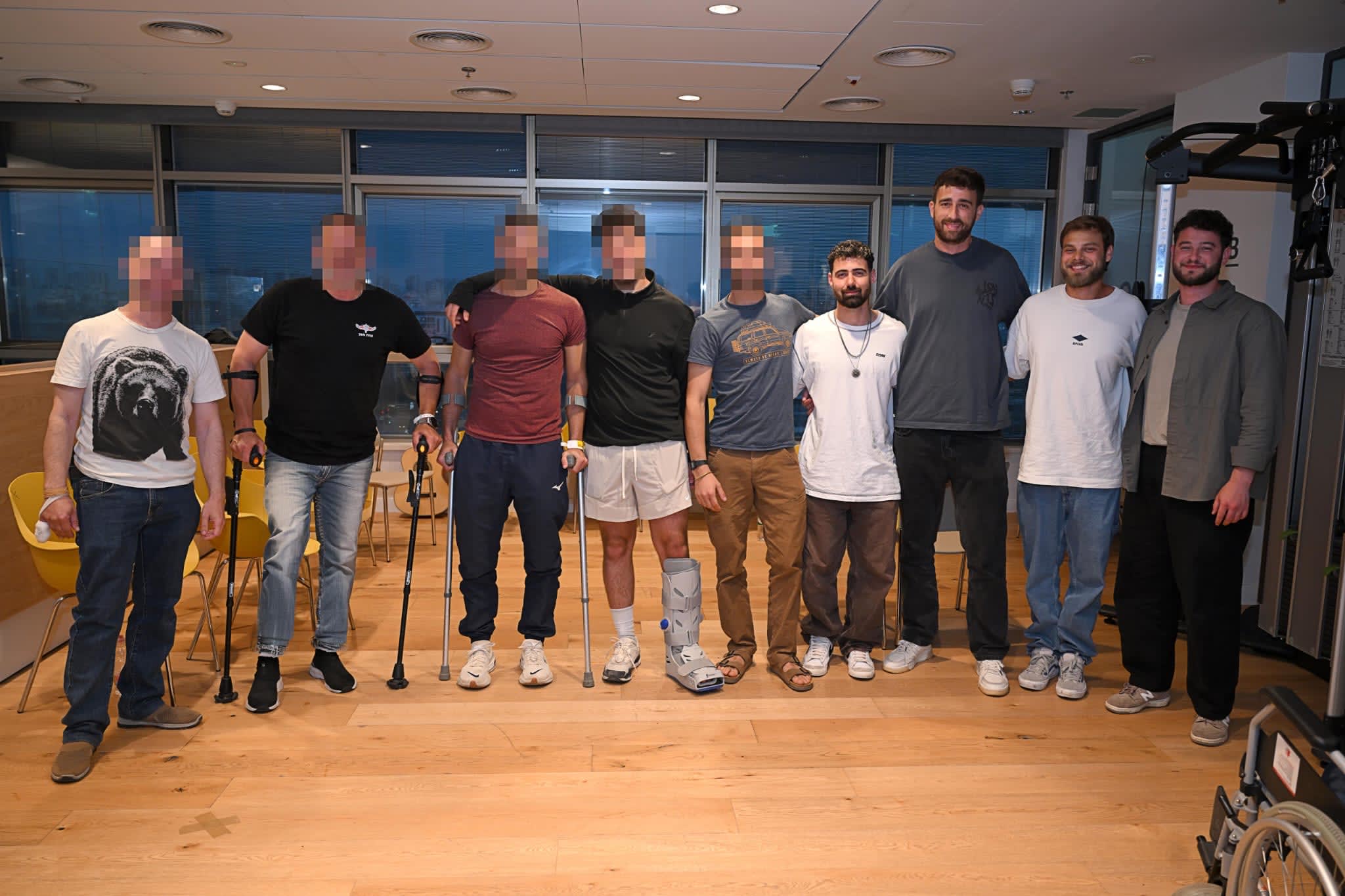 FORMER HOSTAGES meet with Israeli soldiers wounded in Lebanon. (photo credit: ELAD GUTMAN)