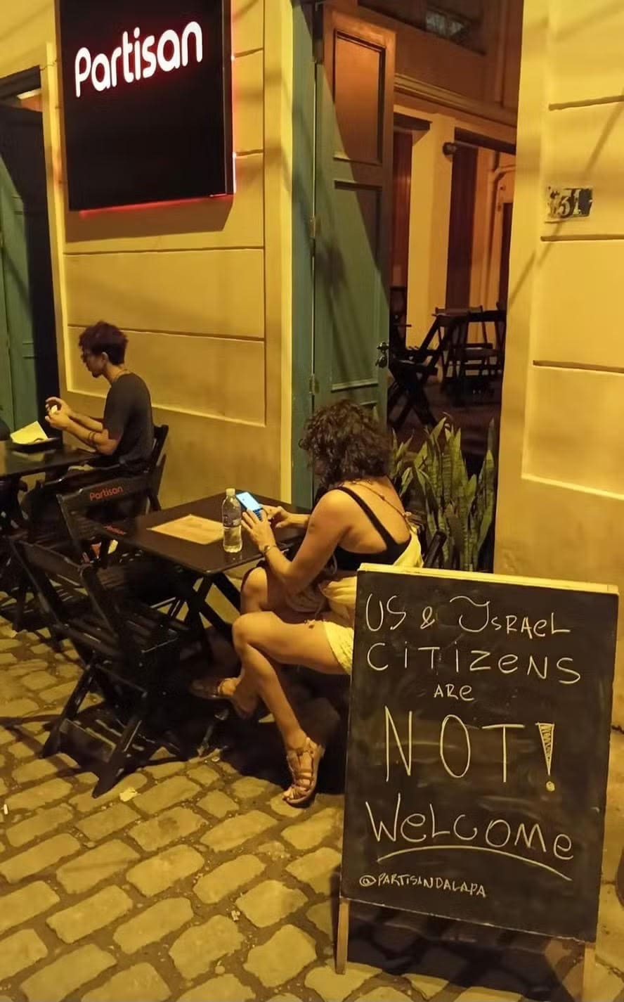 A sign outside of Partisan Bar in Rio De Janeiro, Brazil, saying US and Israeli citizens are not welcome. (photo credit: SCREENSHOT/X)