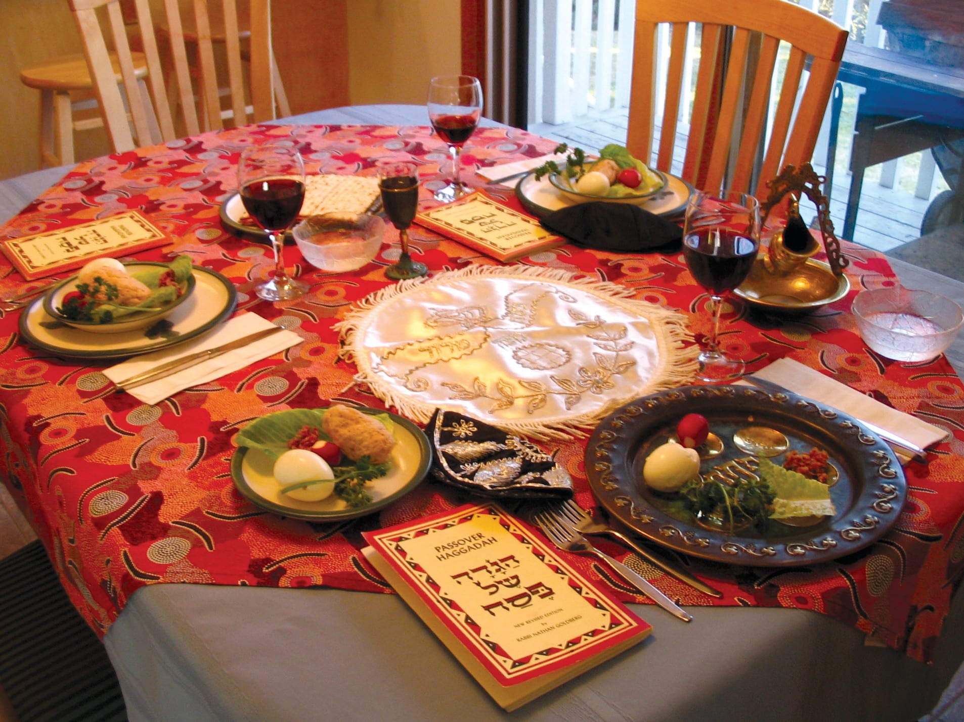  A traditional Seder table setting. (photo credit: WIKIPEDIA)