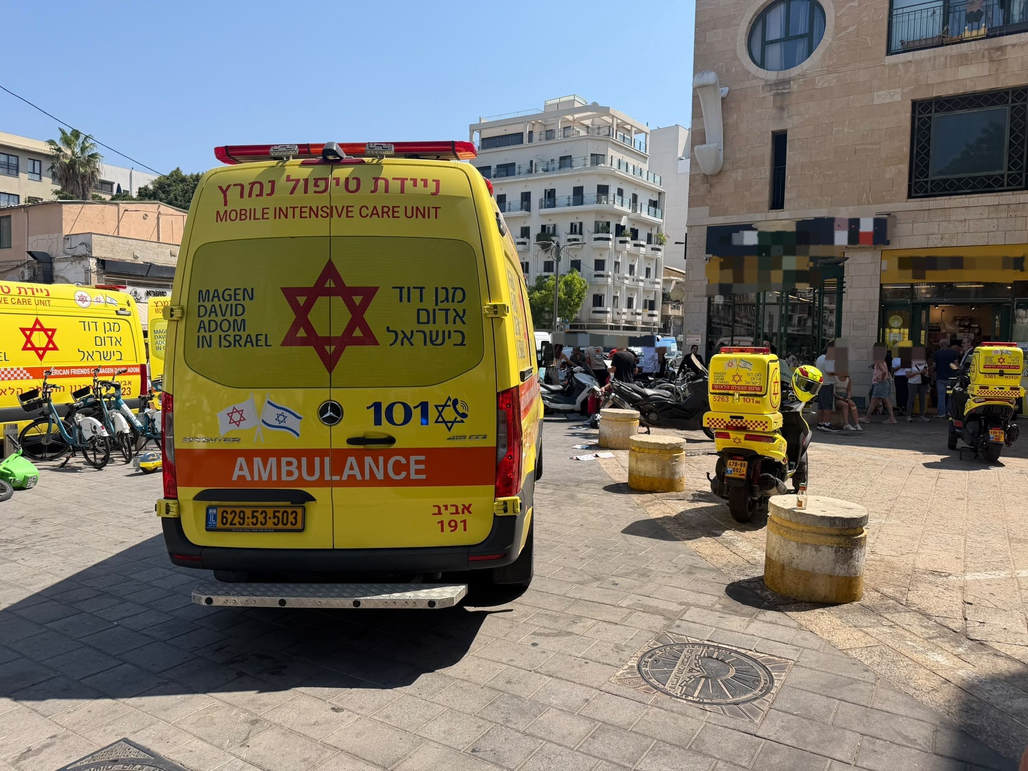 Bank Mizrahi employee moderately injured in criminal stabbing attack in Tel Aviv, suspect arrested