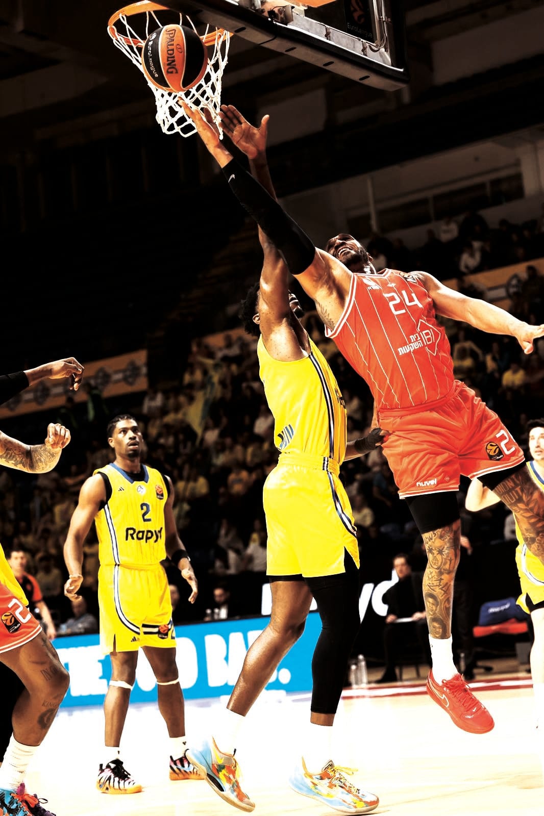 ISH WAINRIGHT (left) and Hapoel Tel Aviv overpowered Maccabi Tel Aviv 99-88 in the displaced Euroleague derby between the clubs in Belgrade.  (photo credit: Hapoel Tel Aviv/Courtesy)