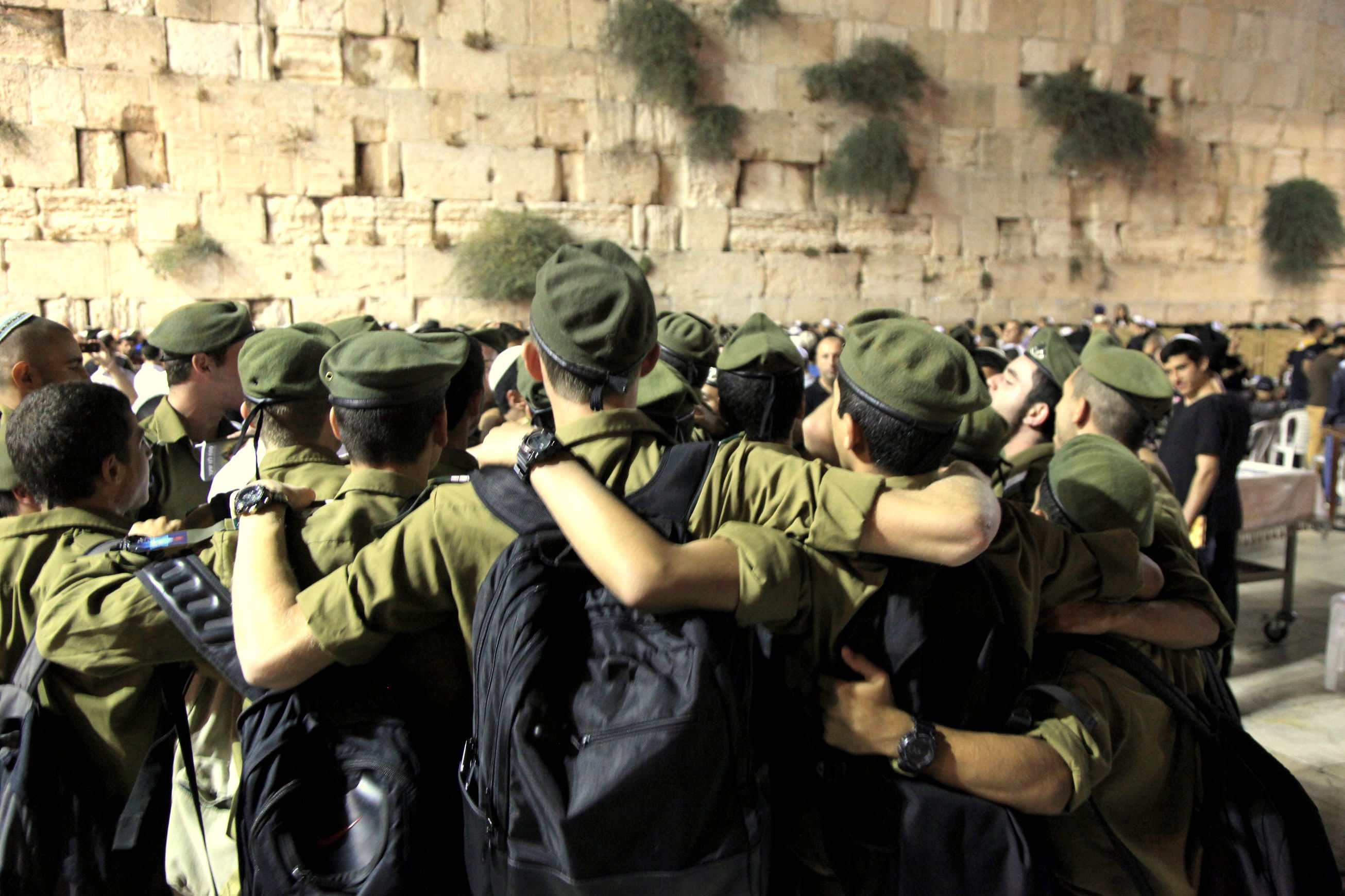 Soldiers praying at the Kotel in 2013.  (photo credit: EDI ISRAEL, ILLUSTRATIVE)