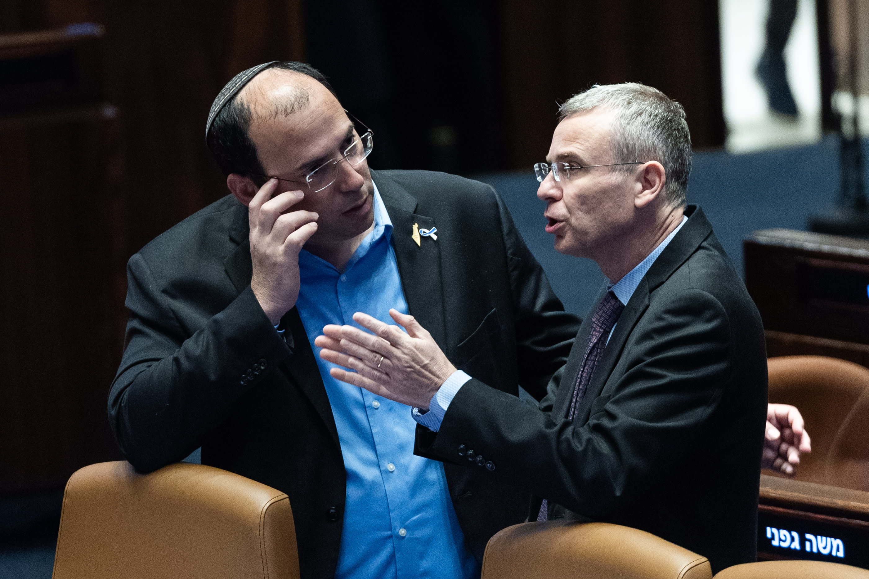 Justice Minister Yariv Levin (R) speaks with MK Simcha Rothman (L) at the Knesset, November 26, 2025; illustrative. (photo credit: YONATAN SINDEL/FLASH90)
