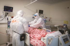 SHAARE ZEDEK hospital team members assist a corona ward patient, in Jerusalem on September 23.