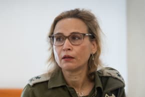 La entonces fiscal general militar, la general de división Yifat Tomer-Yerushalmi, asiste a la ceremonia de despedida del presidente interino del Tribunal Supremo Uzi Vogelman, que se jubiló el año pasado. Tomer-Yerushalmi y toda su oficina encubrieron sus propios delitos, denuncia el autor.
