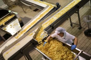 Un trabajador coloca patatas fritas dentro de la fábrica Bonilla a la Vista en Arteixo, cerca de La Coruña, España, el 18 de febrero de 2020. Fotografía tomada el 18 de febrero de 2020.