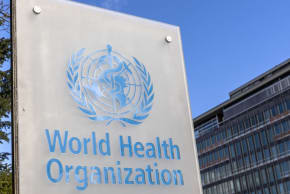El logotipo de la Organización Mundial de la Salud (OMS) se ve cerca de su sede en Ginebra, Suiza, el 2 de febrero de 2023. 
