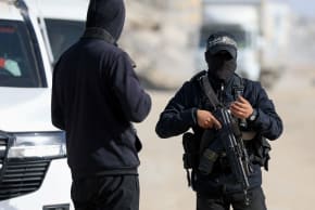 Terroristas de Hamás se encuentran en un lugar mientras Hamás afirma que continúa buscando el cuerpo del último rehén fallecido, en la ciudad de Gaza, el 8 de diciembre de 2025.