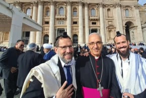 El rabino Yakov Nagen; Rafi Nahra, vicario patriarcal para Israel, con sede en Nazaret; y el rabino Sarel Rosenblatt en el Vaticano. 