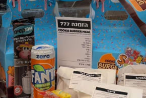 Burger meal – Sweetweet & Matoko.