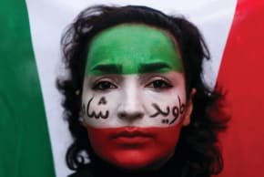 Una simpatizante del pueblo iraní luce los colores de su bandera en el rostro durante una manifestación en Madrid, España, la semana pasada, en el marco de las protestas nacionales contra la República Islámica de Irán.