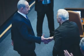 La gran pregunta tras la guerra es cómo responderán los israelíes al trauma en las urnas. Aquí, los adversarios políticos, el primer ministro Benjamin Netanyahu y el líder de la oposición Yair Lapid, se dan la mano durante una sesión especial en honor al primer ministro albanés Edi Rama