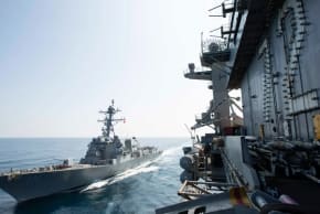 El portaaviones clase Nimitz USS Abraham Lincoln (CVN 72) navega junto al destructor lanzamisiles guiados clase Arleigh Burke USS Spruance (DDG 111) en la zona de operaciones de la Quinta Flota de los Estados Unidos. 