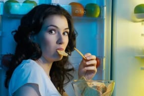 Maimónides dictaminó que no se debe dormir inmediatamente después de comer y que se debe esperar entre 3 y 4 horas.