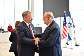 Education Minister Yoav Kisch (L) and US Ambassador to Israel Mike Huckabee (R), February 2026.