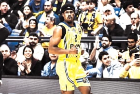 MACCABI TEL AVIV’S Jimmy Clark reacts after hitting the game-winning shot this week at Yad Eliyahu to send the yellow-and-blue to a 95-93 Euroleague victory over Partizan Belgrade.