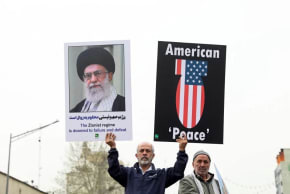 Iraníes sostienen pancartas durante la celebración anual del Día de Al-Quds en Teherán, Irán, el 28 de marzo de 2025. 