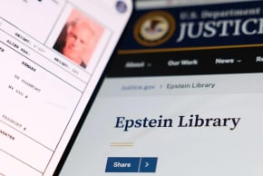 Imagen de la Biblioteca Epstein en el sitio web del Departamento de Justicia, tomada en Cracovia, Polonia, el 4 de febrero de 2026.