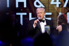 El presidente de los Estados Unidos, Donald Trump, pronuncia unas palabras durante la fiesta de Nochevieja celebrada en su club Mar-a-Lago, en Palm Beach, Florida (Estados Unidos), el 31 de diciembre de 2025.