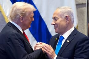 El primer ministro Benjamin Netanyahu y el presidente estadounidense Donald Trump comparten un momento cordial en la Knesset en octubre de 2025.
